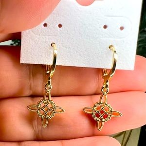 Gold plated earrings knot witch